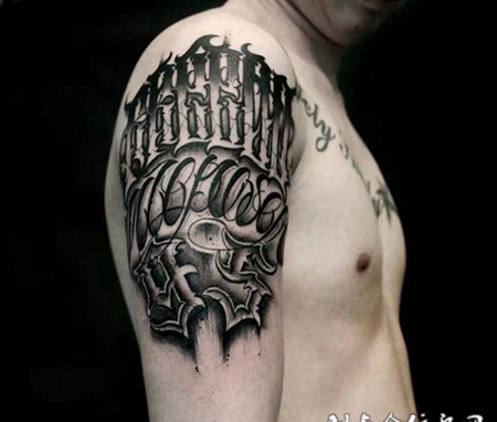 绚丽的文字，手臂奇卡诺花体字纹身