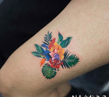 清新小可爱，大腿鲜艳的小花彩绘纹身