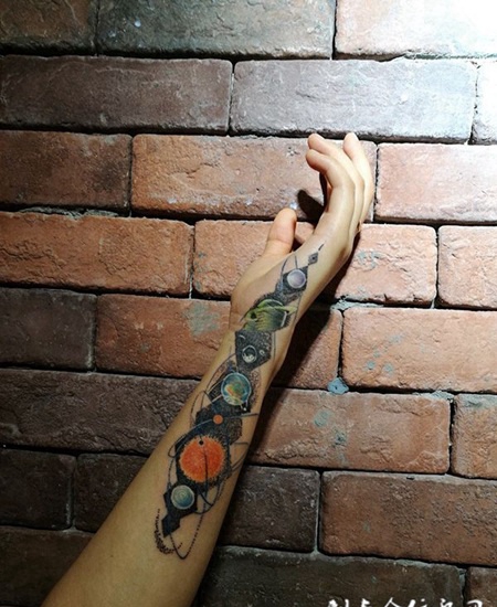 星球环绕，手臂个性星球纹身图案