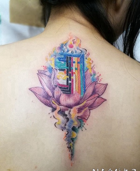 彩色人生，后背莲花彩绘纹身图案