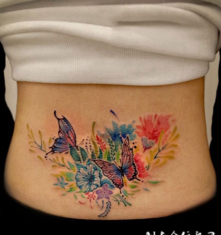 蝶舞花丛，后腰蝴蝶与鲜花彩绘纹身