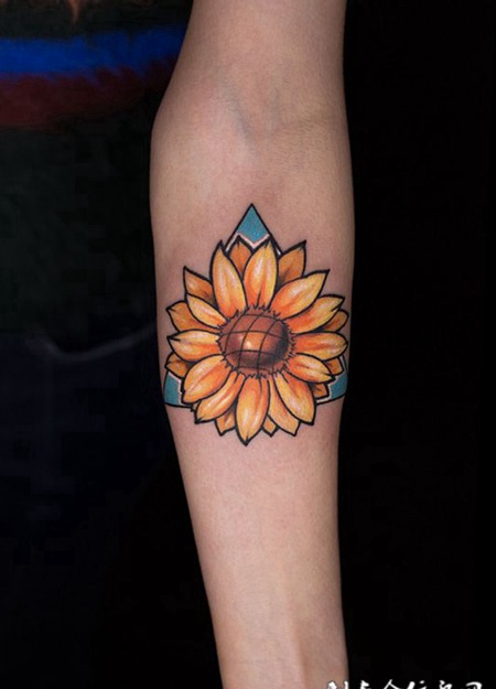 崇尚阳光，手臂向日葵彩绘纹身
