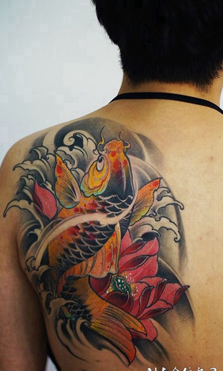 鱼跃莲池，后背鲤鱼与莲花彩绘纹身