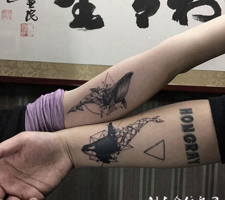 破冰重生，情侣手臂鲸鱼个性纹身