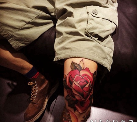 美丽人生，腿部爆膝玫瑰花纹身图案