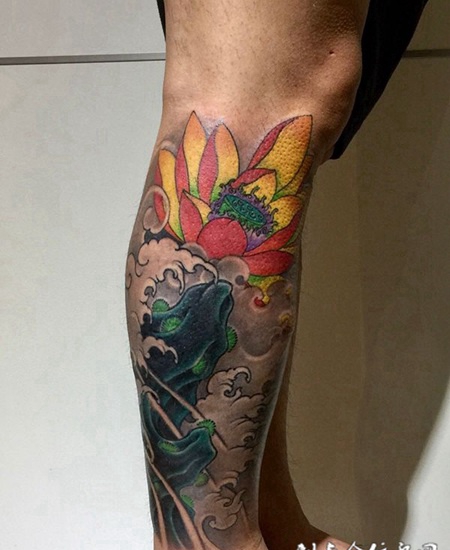 大浪淘沙，小腿海浪与莲花纹身图案