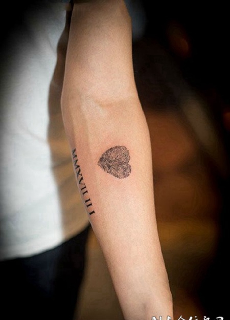 手臂字母与心形纹身图案