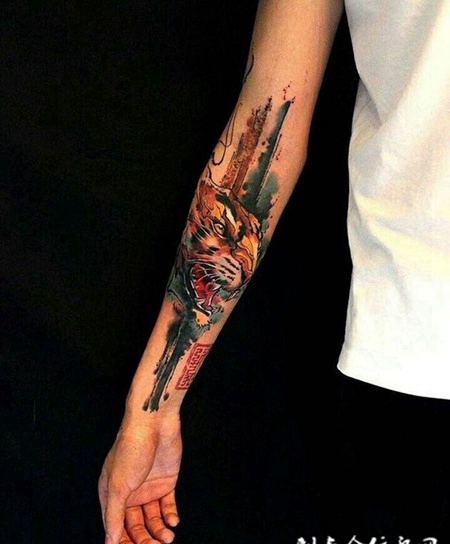 虎啸震天，手臂水彩虎头纹身图案