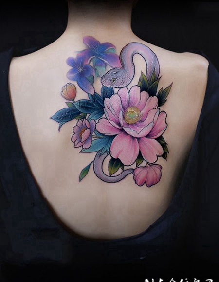 花与蛇，后背好看的鲜花与蛇彩绘纹身