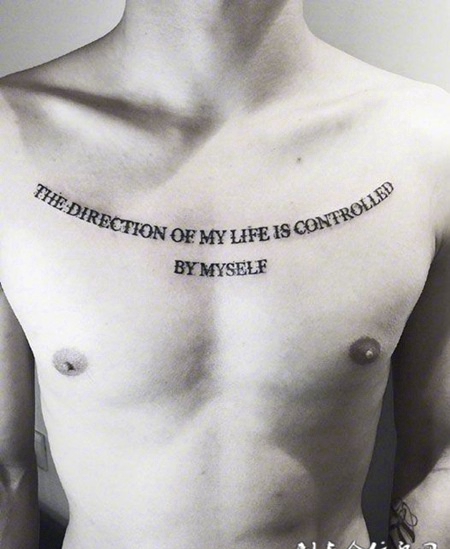 胸部个性英文字母纹身图案