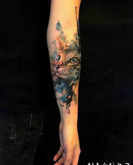 宠爱眼神，手臂猫咪水彩纹身