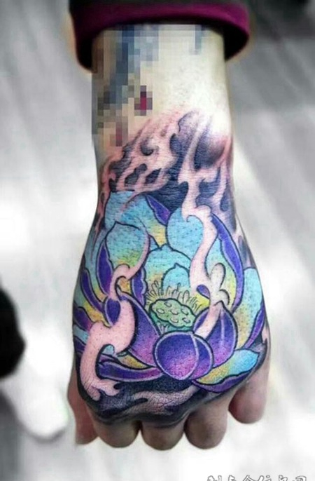 莲香环绕，手背莲花彩绘纹身