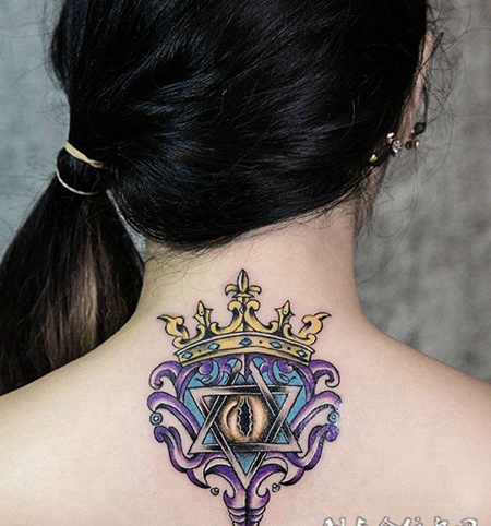 女子后背彩绘上帝之眼纹身图案