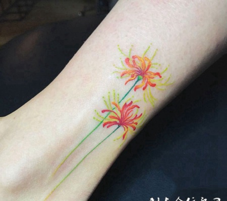 花开彼岸，脚踝处彼岸花水彩纹身