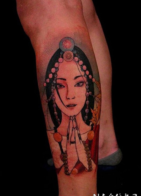 祈求上苍，腿部藏族少女肖像纹身