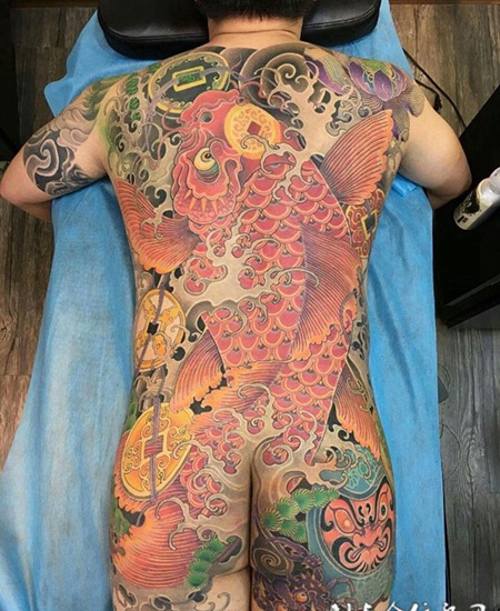 年年有鱼，满背招财鲤鱼彩绘纹身