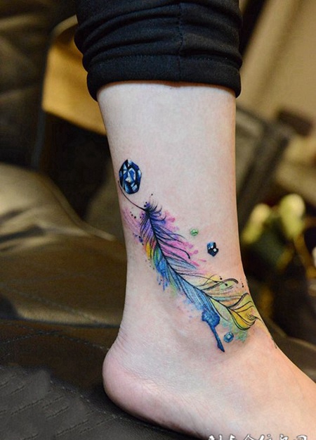 飘荡于风中，脚踝好看的羽毛水彩纹身