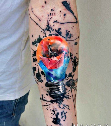 照亮人生，手臂灯泡彩绘纹身