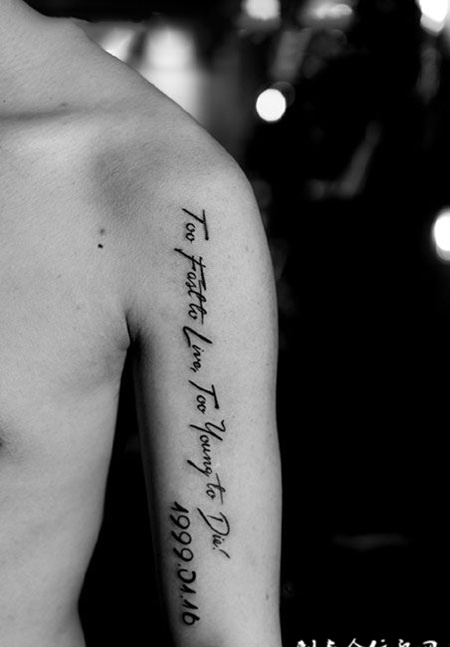 手臂英文字母与数字纹身图案