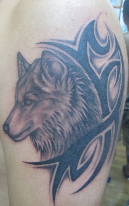 手臂狼头和图腾纹身图案