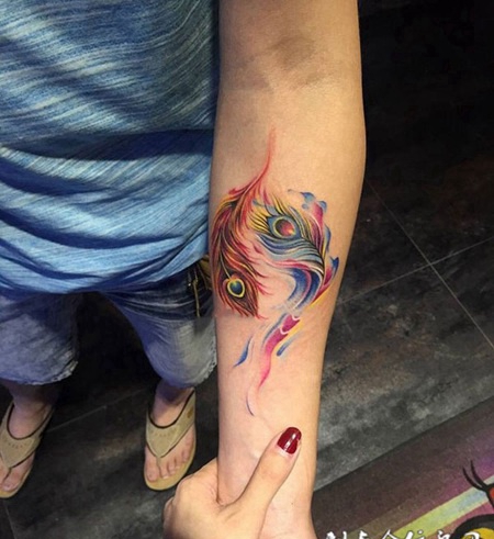 成双成对，手臂孔雀羽翎彩绘纹身