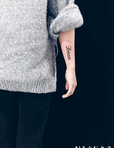 女子手臂英文字母纹身图案