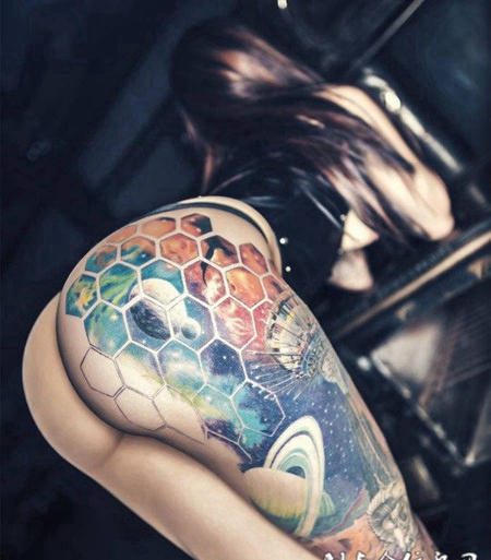 浩瀚的星空，美女臀部个性星空彩绘纹身