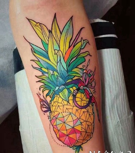 手臂彩绘菠萝纹身图案