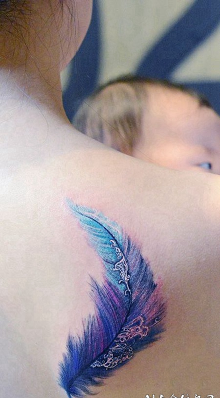 轻羽传情，后背好看的羽毛彩绘纹身