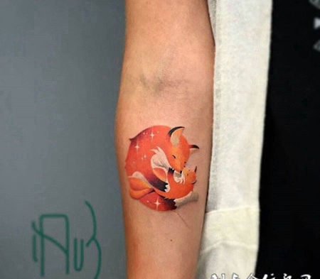 爱的抱抱，手臂狐狸卡通彩绘纹身