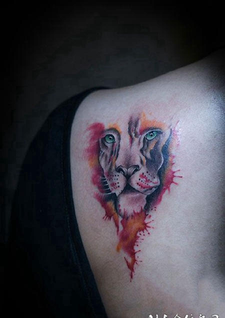 后背彩绘狮子纹身图案