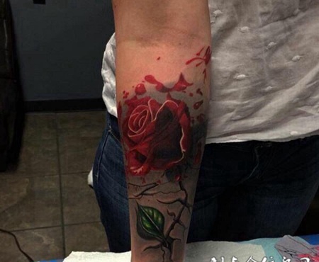 娇艳之花，手臂写实红玫瑰彩绘纹身