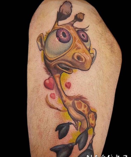 萌萌小可爱，手臂不一样的长颈鹿newschool风格卡通纹身