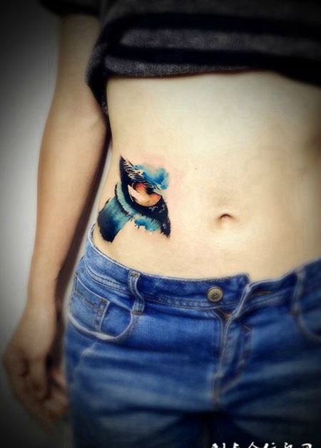 目光如炬，腰部帅气的眼睛彩绘纹身