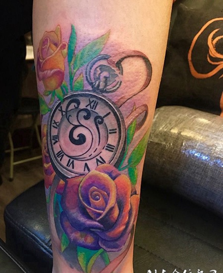 留住美好时光，小腿玫瑰与怀表彩绘纹身