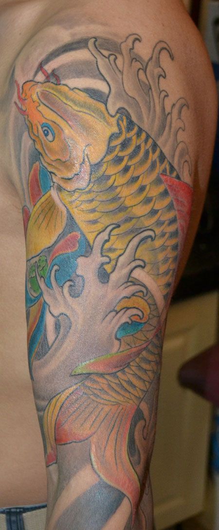 手臂金色鲤鱼纹身图案