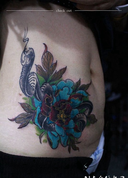 牡丹花下，腰部牡丹花与蛇彩绘纹身