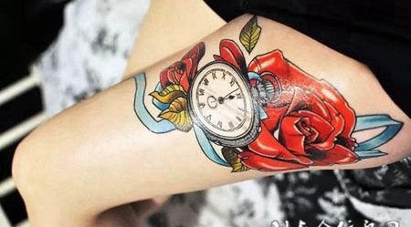 流失的美好，大腿好看的玫瑰怀表纹身图案