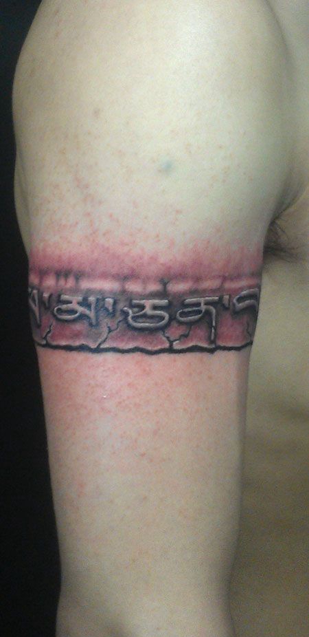 手臂六字箴言纹身图案