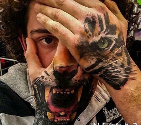 兽王之心，手背创意满分的虎头组合纹身