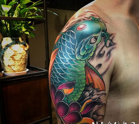 追风逐浪，大臂鲤鱼与莲花彩绘纹身