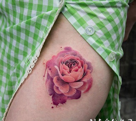 安然盛放，美女大腿玫瑰花彩绘纹身
