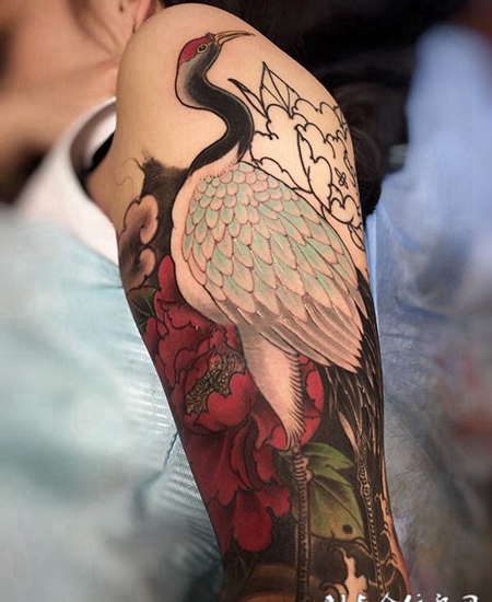 鹤舞花丛，手臂仙鹤与牡丹花彩绘纹身