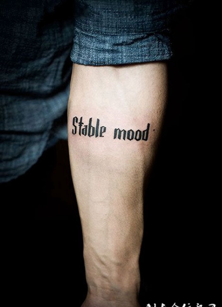 个性手臂英文字母纹身图案