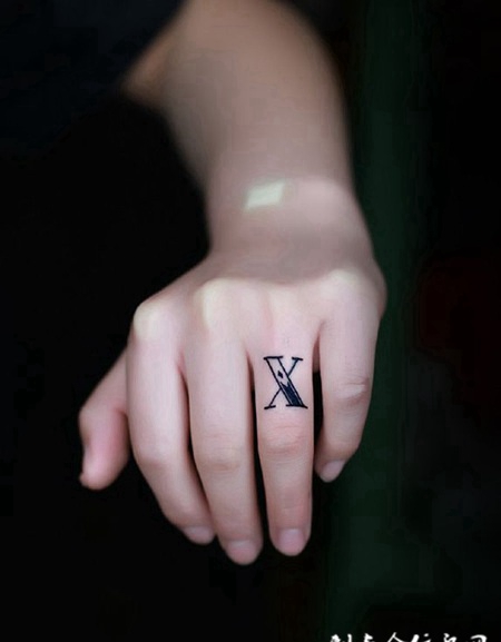 清新小个性，手指处字母个性纹身