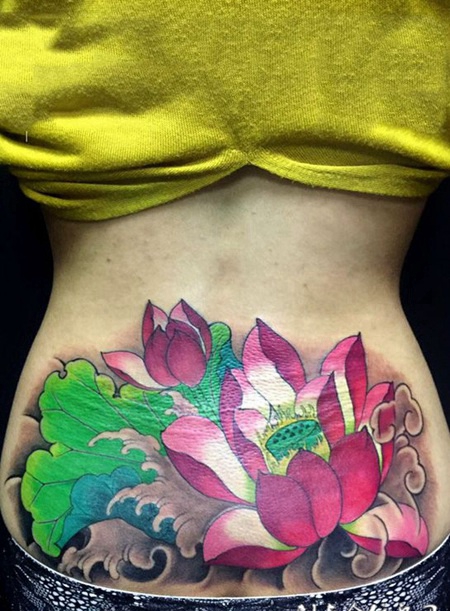 浪涛彩莲，后腰鲜艳的莲花彩绘纹身