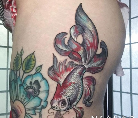 风水轮流转，臀部好看的金鱼纹身图案