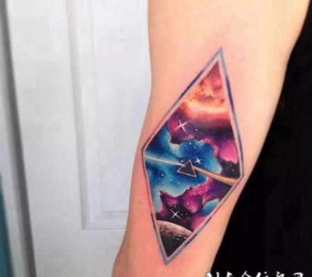 彩色星空，手臂好看的星空纹身图案