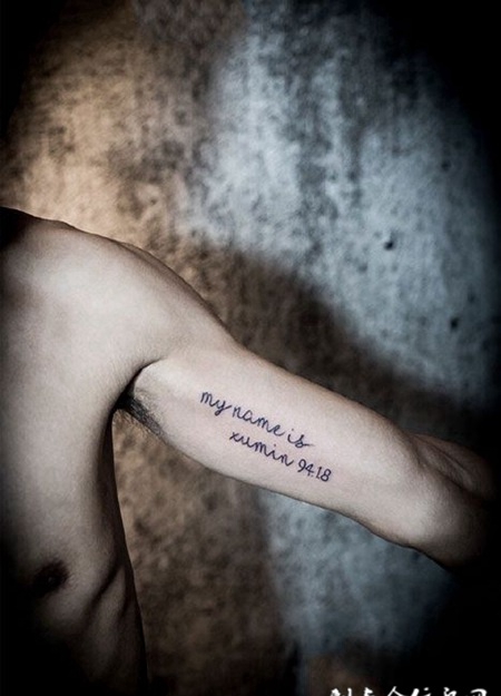 男子手臂英文字母纹身图案