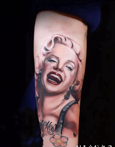 性感女神，手臂玛丽莲梦露肖像纹身